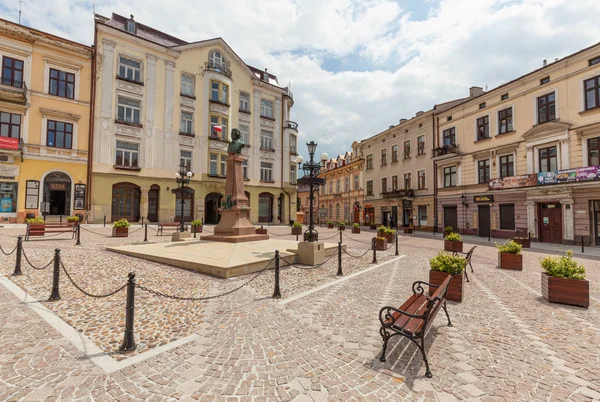 Tarnw Polonia Plaza Kazimierz Con Monumento Del Poeta Adam Mickiewicz — Foto de Stock