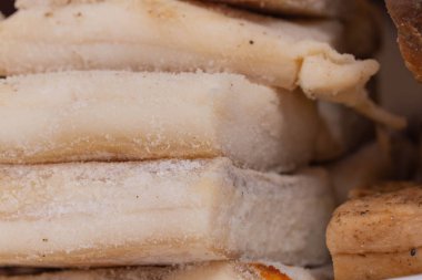 büyük parçalar halinde tedavi, tuzlu pastırma