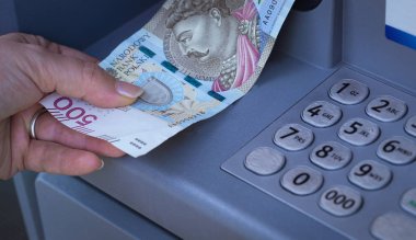 Bir Atm'den çekilen Lehçe para