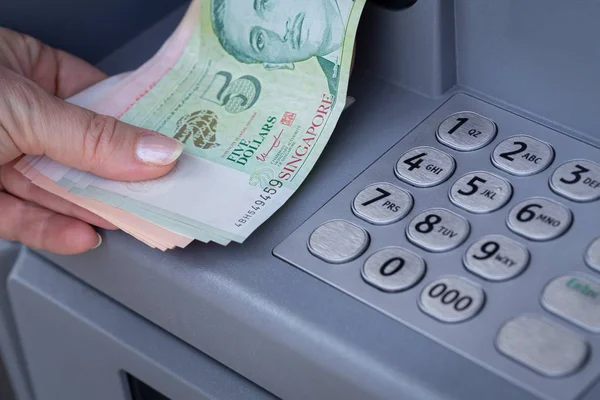 Singapur doları bir Atm'den çekildi