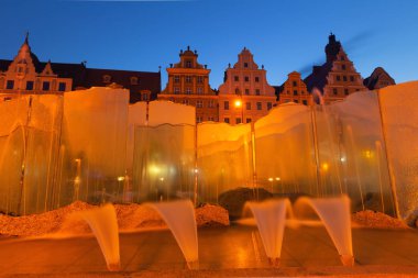 Gece leyin Wroclaw. Eski şehir meydanı, Çeşme ve tarihi tenement evler