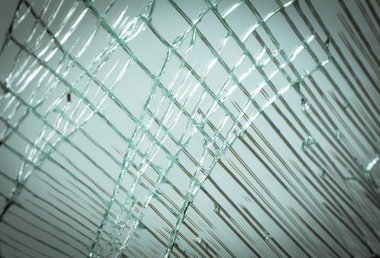 bir cam fabrikasında kırık cam