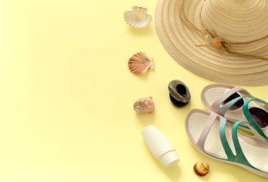 bir tatil fotoğrafı, bir yaz şapka, plaj sandalet, güneş kremi, güneş gözlüğü, tarak ve hediyelik eşya çakıl. Bir yazıt için boş alan