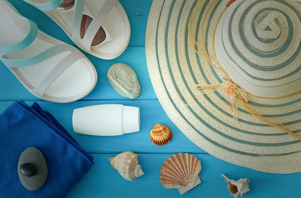 Святкове Фото Літня Шапка Пляжні Босоніжки Сонцезахисні Окуляри Гребінці Сувенірна — стокове фото
