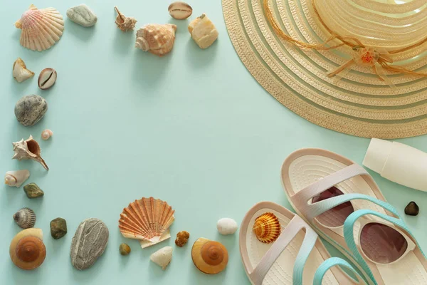Святкове Фото Літній Капелюх Пляжні Босоніжки Сонцезахисні Окуляри Гребінці Сувенірна — стокове фото