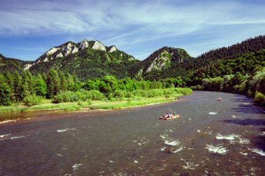 Dağ manzarası. Pieniny, Dunajec Nehri üzerinde Üç Crowns Tepesi