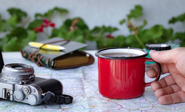 Planowanie Podróży Mapą Obok Filiżanki Herbaty Sprzętu Kempingowego — Zdjęcie stockowe