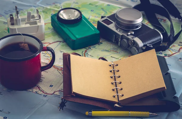 Planung Einer Sommerreise Mit Karte Neben Einer Tasse Tee Und — Stockfoto