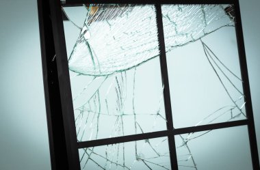 Cam fabrikasında kırık cam