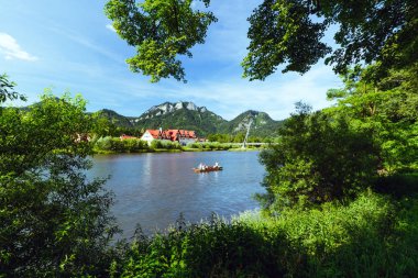 Dağ manzarası. Pieniny, Dunajec Nehri üzerinde Üç Crowns Tepesi 