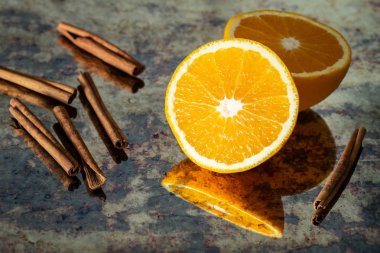 Tarçın çubukları ile turuncu kesim