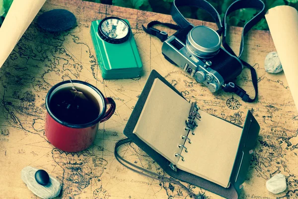 ティーカップ 探検道具や日記 コンセプト レトロスタイル — ストック写真