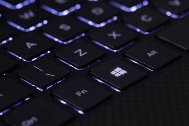 windows işareti ile bir düğme ile bilgisayar klavyesi. Ağustos 2019