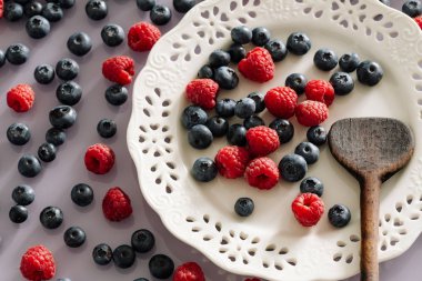 Mevsimsel meyveler, yaban mersini ve ahududu