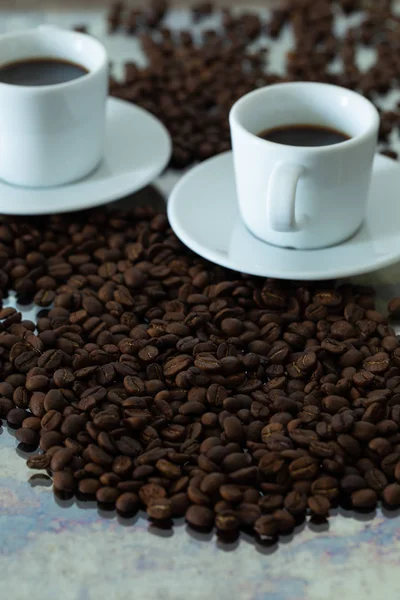 Egy Csésze Főzött Kávét Körül Egész Föld Alatti Bab — Stock Fotó