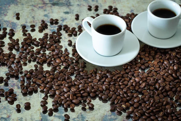 Fekete Kávét Kis Csészéket Kiömlött Egész Szemek — Stock Fotó