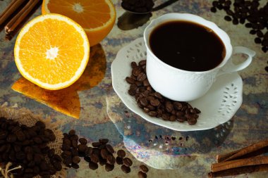 Tahıllar, portakal ve tarçın çubukları ile siyah kahve Fincan, Vintage hygge tarzı