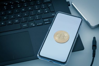 Cep telefonu ve bitcoin ile dizüstü bilgisayar
