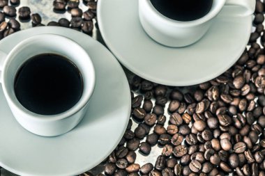 bütün unground fasulye ile çevrili demlenmiş kahve bir fincan