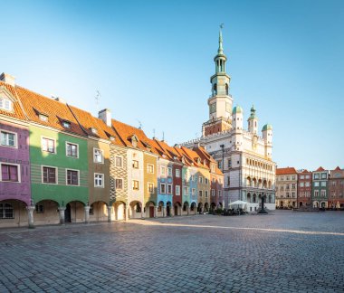 Poznan. Eski Şehir. Tarihi katlar ve belediye binası
