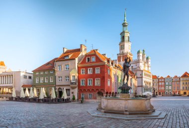 Poznan. Eski Şehir. Tarihi katlar ve belediye binası