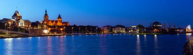 Szczecin. Odra Nehri kıyısında bulunan şehrin bir gece panoraması