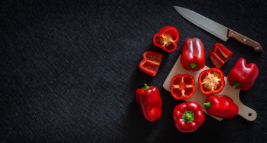 Kırmızı biber. Koyu renkli sağlıklı sebzeler. Metin için yer