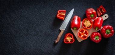 Kırmızı biber. Sağlıklı sebzeler, bütün ve kesilmiş. Metin için yer