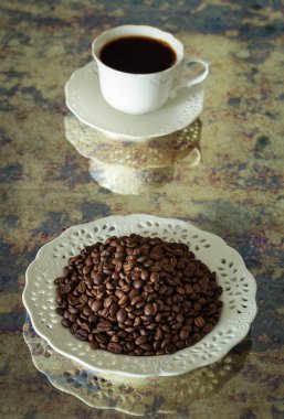 bütün unground fasulye ile çevrili demlenmiş kahve bir fincan