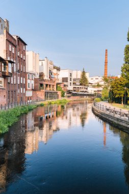 Bydgoszcz Polonya'da. Brda Nehri'nin pitoresk kanalları şehir merkezinden akar. Eski tarihi fabrika ve konut binaları nehir boyunca duruyor