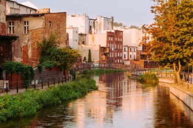 Bydgoszcz Polonya'da. Brda Nehri'nin pitoresk kanalları şehir merkezinden akar. Eski tarihi fabrika ve konut binaları nehir boyunca duruyor