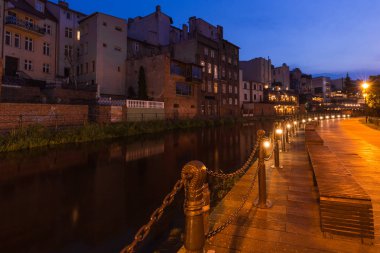 Bydgoszcz Polonya'da. Gece manzarası. Brda Nehri'nin pitoresk kanalları şehir merkezinden akar. Eski tarihi fabrika ve konut binaları nehir boyunca duruyor
