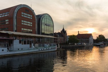 Bydgoszcz. Polonya'da Kuyavian-Pomeranian Voyvoyat. Brda Nehri'nin dolgu üzerinde gün batımı ve şehrin tarihi mimarisi Ağustos 2019