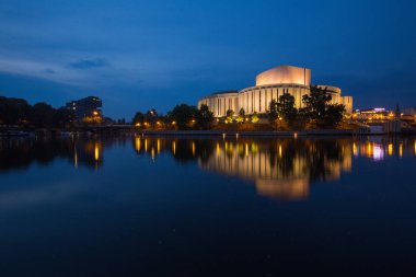 Bydgoszcz Polonya'da. Brda Nehri üzerinde Modern Opera Nova bina, Işıklı ve gece görüldü. Ağustos 2019