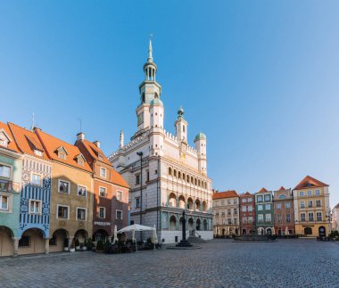 Poznan Polonya'da. Bir yaz tatili gününde eski şehir meydanında tarihi renkli tenements. Ağustos 2019