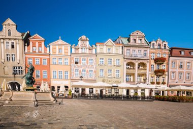 Poznan Polonya'da. Bir yaz tatili gününde eski şehir meydanında tarihi renkli tenements. Ağustos 2019