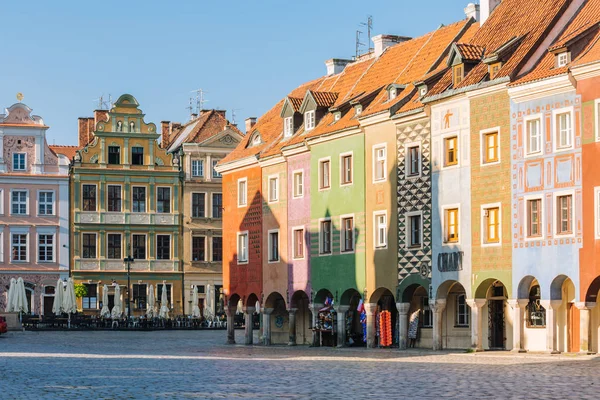 Poznan Puolassa Historiallisia Värikkäitä Vuokrataloja Vanhankaupungin Aukiolla Kesälomapäivänä Elokuu 2019 — kuvapankkivalokuva