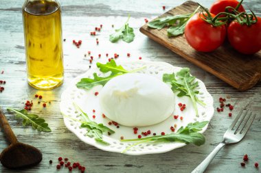 Burrata, domates, baharat, argugula ve zeytinyağı ve balzamik sirke ile İtalyan peyniri