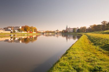 Krakov. Nehrin diğer tarafına, şehrin tarihi kısmına bakın.
