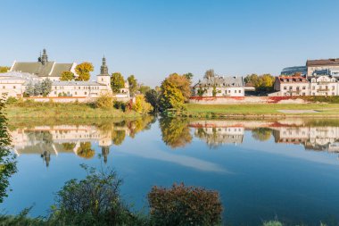 Cracow, tarihi şehir bölgelerinin karşısındaki nehre bak, Kurtarıcı.