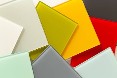 Mutfak ve ev ve ofis içi için renkli cam parçaları.