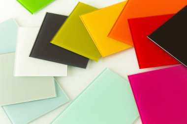 Mutfak ve ev ve ofis içi için renkli cam parçaları.