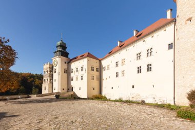 Polonya 'daki Pieskowa Skaa kalesinin avlusunda. Ekim 2019