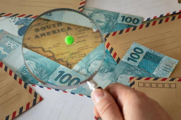Dinero Brasileño 100 Reales Esparcidos Mapa América Del Sur Con — Foto de Stock