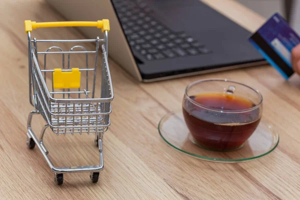 Nternet Alışverişi Laptop Banka Kartı Bir Bardak Çayla Alışveriş Arabasının — Stok fotoğraf