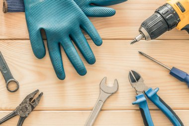 Tahta üzerinde atölye aletleri