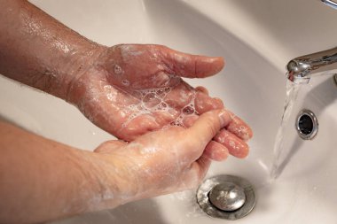 Musluğun altındaki sabunlu eller, kişisel temizlik, el yıkama, virüs ve bakterilerin temizlenmesi, virüslere ve bakterilere karşı temel koruma