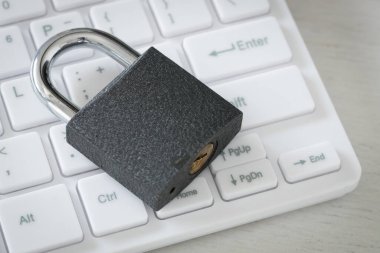 Asma kilitli bilgisayar klavyesi, Konsept, Enter, Web güvenliği, İnternet tehditleri