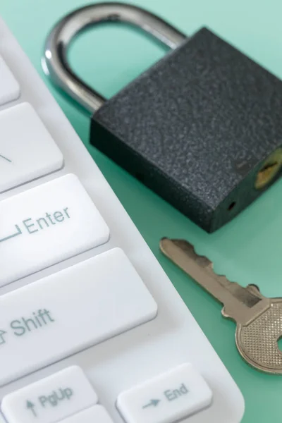 Computertastatur mit Vorhängeschloss, Konzept, Eingabe, Web-Sicherheit, Internet-Bedrohungen — Stockbild Computertastatur Mit Vorhängeschloss Konzept Eingabe Web Sicherheit Internet Bedrohungen — Stockfoto