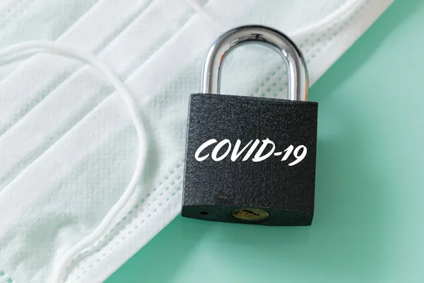 Hygienemaske Vorhängeschloss Mit Der Aufschrift Covid Konzept Sicherheit Während Einer — Stockfoto